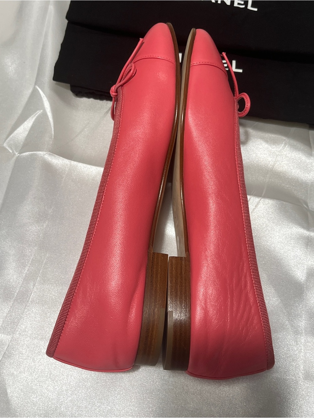 CHANEL Coral Pink Leather Ballet Flats with CC Medallion - Picture 4 of 11